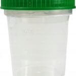 Kompletny zestaw Covetrus: przezroczysty pojemnik na mocz 100 ml z zieloną, szczelnie zakręcaną nakrętką i wytłoczoną skalą pomiarową.