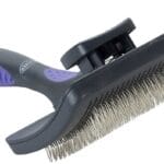 Fioletowa szczotka samoczyszcząca Buster w rozmiarze L z przyciskiem do łatwego usuwania sierści i twardymi stalowymi szpilkami.
