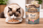 Saszetka 85g mokrej karmy Carnilove Cat Adult Trout & Echinacea z grafiką kota i pstrąga na tle kwiatów jeżówki purpurowej.