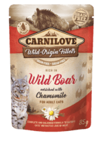Saszetka 85g mokrej karmy Carnilove Cat Adult Wild Boar & Chamomile z grafiką kota i dzika na tle kwiatów rumianku.