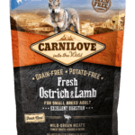 Opakowanie karmy Carnilove Adult Small Breed Fresh Ostrich & Lamb 1,5 kg z wizerunkiem małego psa i strusia, informujące o zawartości świeżego mięsa.