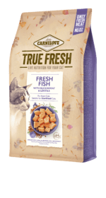 Opakowanie karmy Carnilove True Fresh Cat Adult Sterilised 340g z niebieską grafiką i wizerunkiem świeżych kawałków ryby, gryki oraz soczewicy.