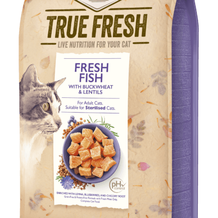 Opakowanie karmy Carnilove True Fresh Cat Adult Sterilised 340g z niebieską grafiką i wizerunkiem świeżych kawałków ryby, gryki oraz soczewicy.