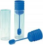 Przezroczysty pojemnik na kał 18 ml Covetrus z niebieską nakrętką i wbudowaną w nią łyżeczką do precyzyjnego pobierania próbek.