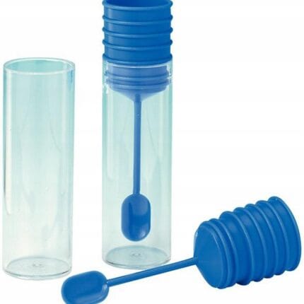 Przezroczysty pojemnik na kał 18 ml Covetrus z niebieską nakrętką i wbudowaną w nią łyżeczką do precyzyjnego pobierania próbek.