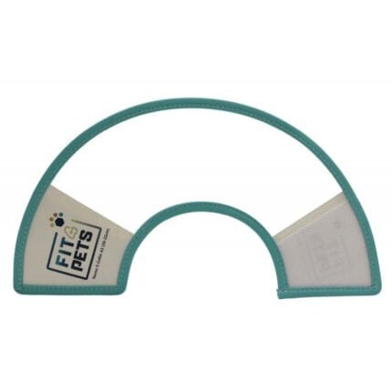 Przezroczysty kołnierz pooperacyjny Fit4Pets z niebieskim miękkim obszyciem krawędzi i szerokim zapięciem na rzep ułatwiającym regulację.