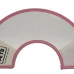 Przezroczysty kołnierz pooperacyjny Fit4Pets z różowym miękkim obszyciem krawędzi i szerokim zapięciem na rzep ułatwiającym regulację.