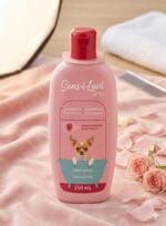 Szampon micelarny dla psa rasy Chihuahua Sens-i-Lavi 250ml na tle płatków róż i miękkiego ręcznika