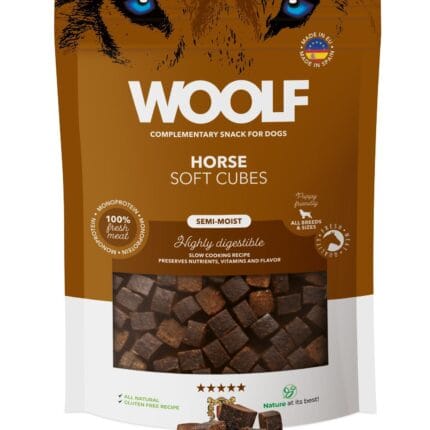 Półwilgotne przysmaki dla psa Woolf Soft Cubes Horse 100g w formie miękkich, ciemnych kostek z koniny.