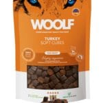 Półwilgotne przysmaki dla psa Woolf Soft Cubes Turkey 100g w formie miękkich, jasnobrązowych kostek z mięsa indyka.